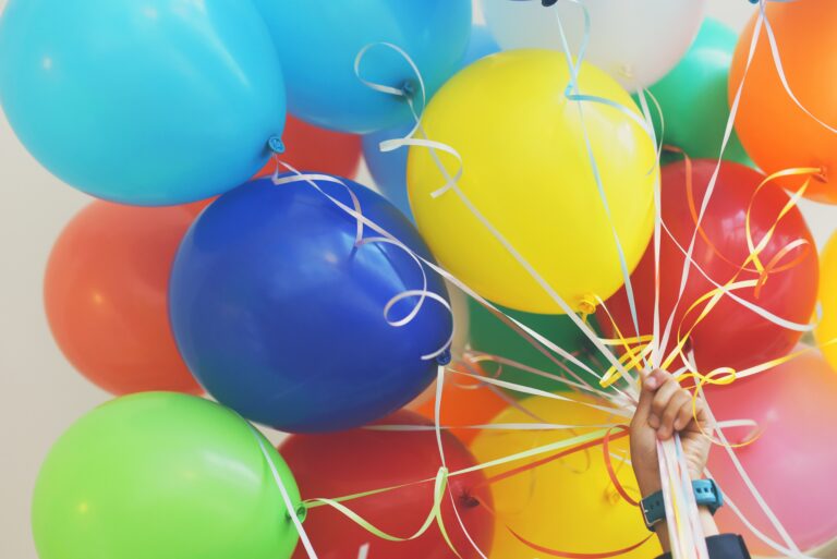 Ballonger och festdekorationer som skapar roligare temafester som halloweenfester eller kalas