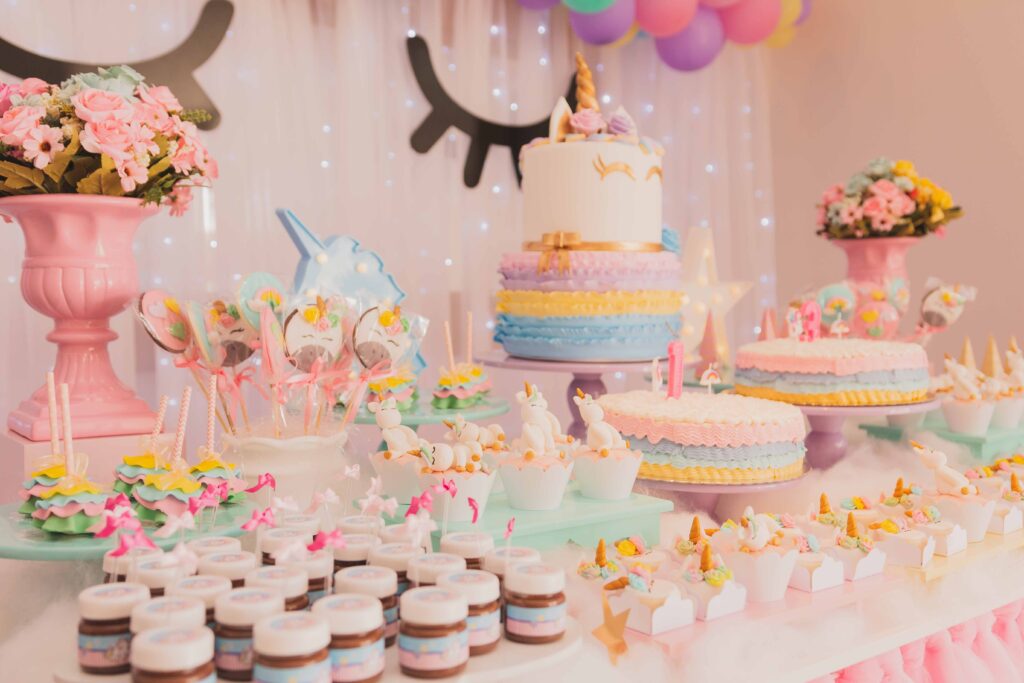 Bilden visar barnkalas tema och ballonger för födelsedag med födelsedagstema