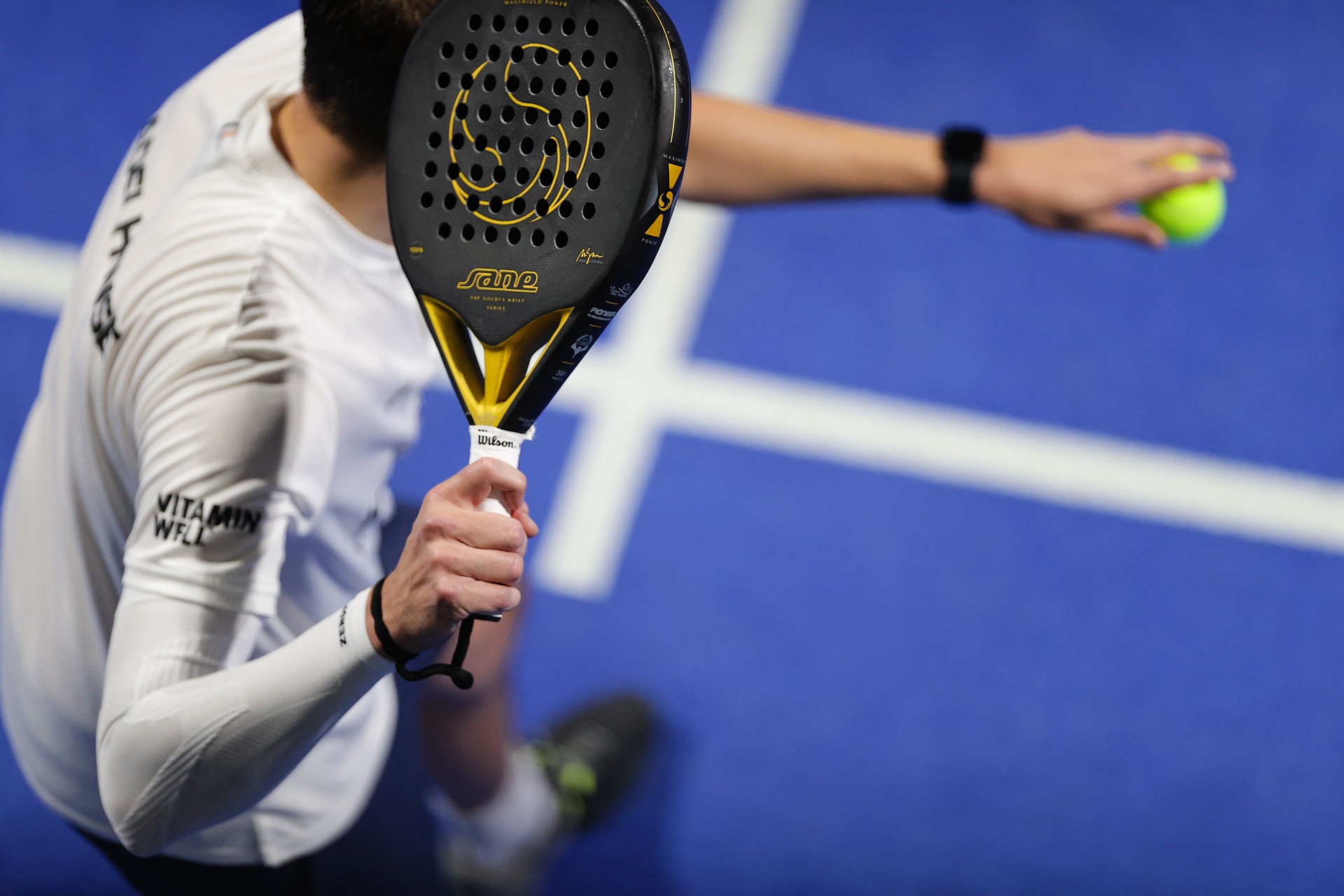 Bilden visar en person med padelrack på en padelbana. Nu kan du bygga padelbana och köpa padelbana, pris och modifieringar smidigt online.