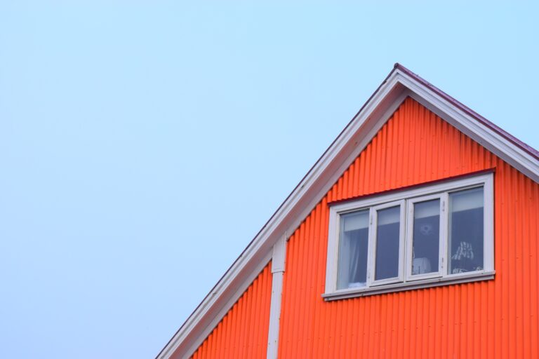 Bilden visar ett hus. Att lägga om tak i Oskarshamn kan nu enkelt ske med hjälp av ett proffs på takrenovering och takomläggning.